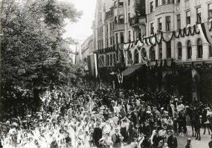 Bautzen. Jubiläum zum 100. Jahrestag der Befreiungskriege von 1813/1815. Formierung des Festzuges am Lauengraben vor dem Wendischen Haus