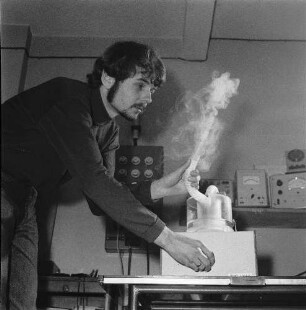 TuR USI 3/ USI 4 : Dresden-Übigau, Overbeckstraße 48. VEB Transformatoren- und Röntgenwerk "Hermann Matern" Dresden. Laborant (?) mit Ultraschallinhalationsgerät (Modell USI 3 oder USI 4) beim Funktionstest