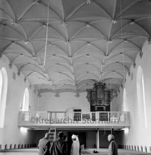 Schlosskirche: Innenaufnahme: Fachleute besichtigen renoviertes Kirchenschiff: Blick auf Empore und Barockorgel