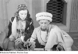 Szenenbilder aus dem Stück "Nathan der Weise" von Gotthold Ephraim Lessing im Deutschen Theater Berlin : Szene mit Ingeborg Senkpiel als Sittah (links) und Alfred Balthoff als Derwisch (rechts)