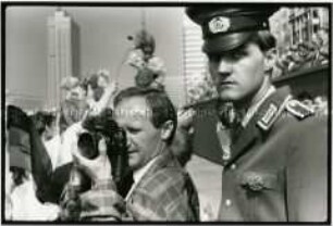 Maidemonstration auf der Karl-Marx-Allee 1988, Fotograf und Volkspolizist