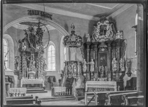 St. Laurentius - Kapelle, Hochaltar mit rechtem Seitenaltar