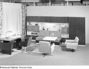 Arbeitsplatz und Anbauwand mit Sitzgruppe : Zeulenroda, Karl-Marx-Straße 67. Wohnzimmer (1972; Möbelkombinat Zeulenroda-Triebes (ZEUTRIE)). Arbeitsplatz und Anbauwand mit Sitzgruppe