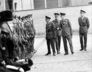Der Oberkommandierende der Britischen Rheinarmee, General Sir John Hackett, besucht das britische Hauptquartier in Berlin