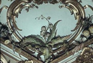 Deckendekoration aus verschiedenen Blumen und Rocaillen