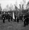 Freiwillige Feuerwehr Klein Wesenberg/Klein Schenkenberg: Festplatz: Fahnenweihe der neuen Fahne mit Mönkhagener Feuerwehrfahne von 1889 durch Kreisbrandmeister Heinz Poschmann und Amtswehrführer Erwin Denker: hinten links Ehrengäste und Zuschauer: hinten rechts geschmückter Anhänger: dahinter Bäume
