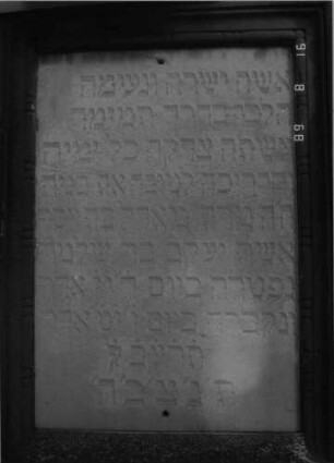 Grabstein 28 (Index: 100086654) Material: Sandstein mit weißer Marmorplatte Zustand: Sandstein teilweise abgeblättert, Schrifttafel leicht verwittert, gebrochen und repariert Maße HxBxT: 186x64x30 cm Beschreibung: Stele, getreppter Sockel, Giebel, Schrifttafel rechteckig: Grabstein 28A
