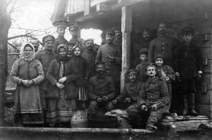 Wolhynien [Gruppenfoto, auf dem Soldaten, Frauen und Kinder aufgenommen worden sind] Suszybaba [Sushibaba]