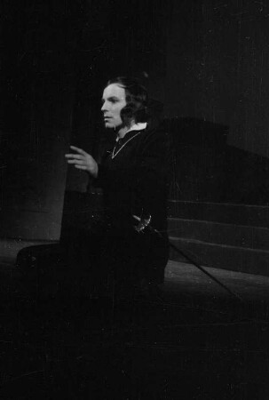 Szenenbilder aus dem Stück "Hamlet" von William Shakespeare am Deutschen Theater Berlin : Szene mit Horst Caspar als Hamlet