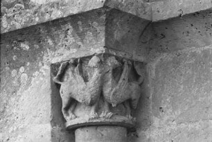 Westportal, linkes Kapitell mit Greifen