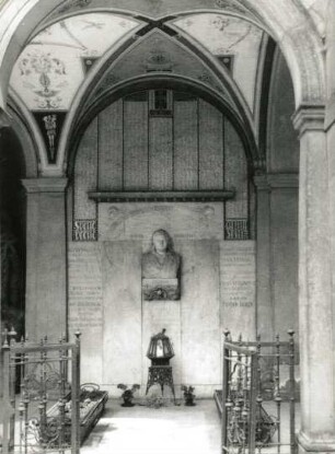 Wandgrabmal für Josefina Brdlíková : Vosmík, Čeněk: Wandgrabmal für Josefina Brdlíková. Sandstein. Prag-Vyšehrad, Friedhof Vyšehrad