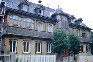 Villa des Sägewerksbesitzers, Fassade gesamt mit Vorgarten