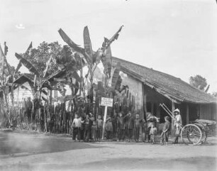 Fährhaus : Kinder vor einem Fährhaus am Saigon