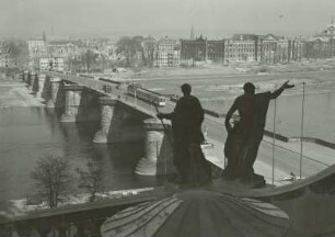 Dresden. Blick vom Dach der Katholischen Hofkirche mit Skulpturen über die Augustusbrücke zur Neustadt