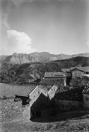 Dorfansicht : Blick auf das Dorf At Hicem und die Berge der Umgebung.
