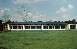 Schule mit Wiese davor