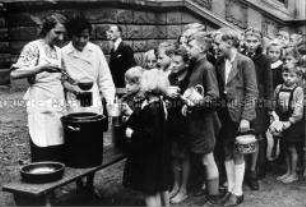 Schulspeisung in der Pankower Carl-von-Ossietzky-Schule