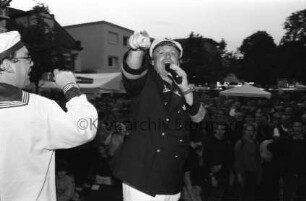 Stadtfest: auf der Bühne Gesangsduo Klaus und Klaus: im Hintergrund Publikum