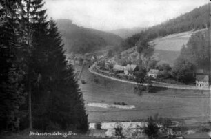 Ortsausgang Richtung Wolkenstein mit Bahnlinie und Straße nach Arnsfeld (li.)