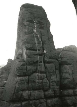 Sächsische Schweiz. Schrammsteine, Schrammtorwächter. Seilschaft Rudolf Stolle u.a. 3. Begehung der Nordwand (VIIIb). 12.6.1938