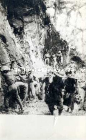 Vietminh-Soldaten beim Straßenbau (Nachschub)