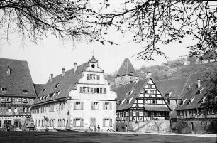 Maulbronn: Wirtschaftshof des Klosters mit Fachwerkhäusern und Turm
