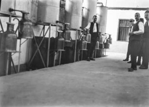 Fabrik : Personen in einer Fabrik.