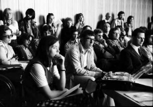Freiburg: Dom Helder Camara, bei Diskussion mit Studenten