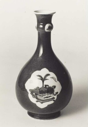 Flaschenvase mit puderblauem Fond