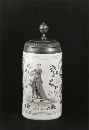 Walzenkrug (mit Deckel). Fayence, bemalt; H. 25,2 cm. Deutschland, M. 18. Jh. Dresden: Kunstgewerbemuseum 43045