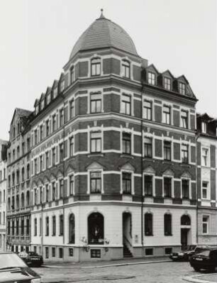 Wohnhaus mit Laden