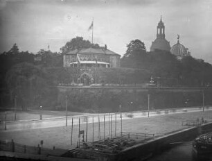 Belvedere auf der Brühlschen Terrasse : Dresden, Blick von der Carolabrücke über das Terrassenufer auf Belvedere und Jungfernbastei