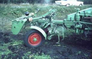 Fotografie: Geräteträger, Mineraldüngerstreuer, Hackmaschine, Frontanbau, Zwischenachsanbau