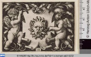 Maske von zwei Genien gehalten