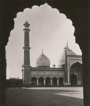 Delhi, Indien. Moschee Jama Masjid (auch Jami Masjid, größte Moschee in Indien; um 1645-um 1660) aus weißem Marmor und rotem Sandstein in der Altstadt. Teilansicht der Hofseite mit südlichem Minarett