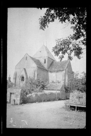Bazoches (=Bazoches-sur-Vesles, Dep. Aisne, Frankreich): "Kirche" (Distanzaufnahme)