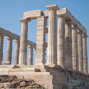 Kap Sunion, Poseidon-Tempel, Sockel und Peristase des marmornen Poseidon-Tempels, ehemals 6:13 Säulen, nach 448 v. Chr.