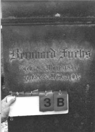 Grabstein 3 (Index: 99609639) Material: Sandstein Zustand: teilweise stark verwittert Maße HxBxT: 202x67x32 cm Beschreibung: Stele, Giebelaufsatz mit Mittelpalmette, Schriftfeld rechteckig eingetieft, getreppter Sockel: Grabstein 3B