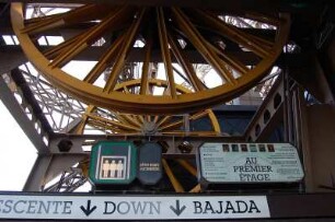 Paris - Eiffelturm : Antriebsräder der Fahrstühle auf der ersten Etage des Eiffelturmes. Paris, 2006