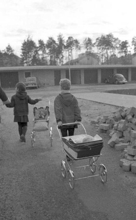 Spaziergang mit dem Puppenwagen.