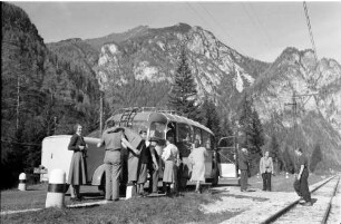 Cortina d' Ampezzo: Blick auf den Sorapiss, Gruppen am Bus