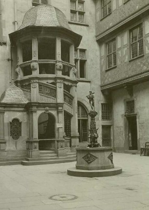 Frankfurt am Main, Römer : Frankfurt am Main, Römerberg. Wendeltreppe, Brunnen