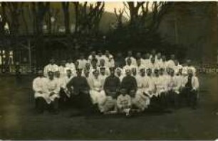 Gruppenbild von Soldaten und Krankenschwestern im Lazarett