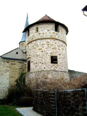 Stadtbefestigung - Wehrturm (Diebsturm) über Feldseite (Stadtkirche im Hintergrund)-Halbschalenturm mit Kreuzschlitz-Schlüsselloch-Schießscharte
