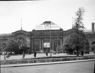 Dresden-Neustadt, Blick über den Schlesischen Platz auf den Neustädter Bahnhof mit Werbung für die Weltfestspiele der Jugend und Studenten in Ost-Berlin