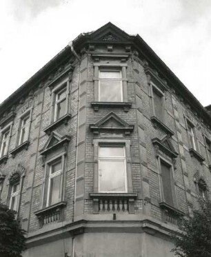 Wurzen, Marienstraße 13. Wohnhaus mit Laden (1870/1880). Eckansicht mit Teilansicht der Fassade Friedrich-Ludwig-Jahn-Straße