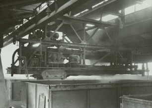 Hirschfelde, Kohlenwerk : Hirschfelde, Großkraftwerk und Kohlenwerk. Kohlenwerk. Brikettfabrik. Schwelerei. Füllbunker: Brikettförderband, Abkippkurve und Beschickungswagen über den Bunkeraufsätzen der Schwelöfen