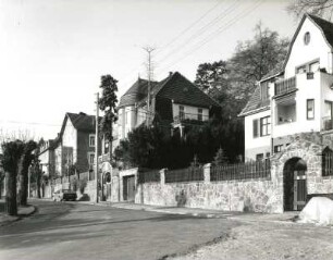 Radebeul. Hoflößnitzstraße. Wohnhäuser Nummer 54 bis 60. Blick von Osten