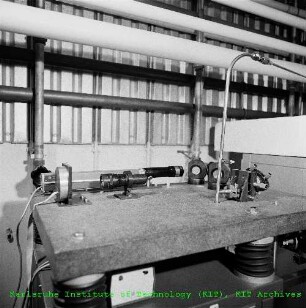 Laseraufbau auf einer Hebebühne des Instituts für Experimentelle Kernphysik (IEKP)