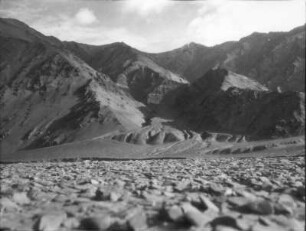 China. Sinkiang (Xinjiang). Kunlun. Karakasch-darja-Schlucht. Schuttfächer